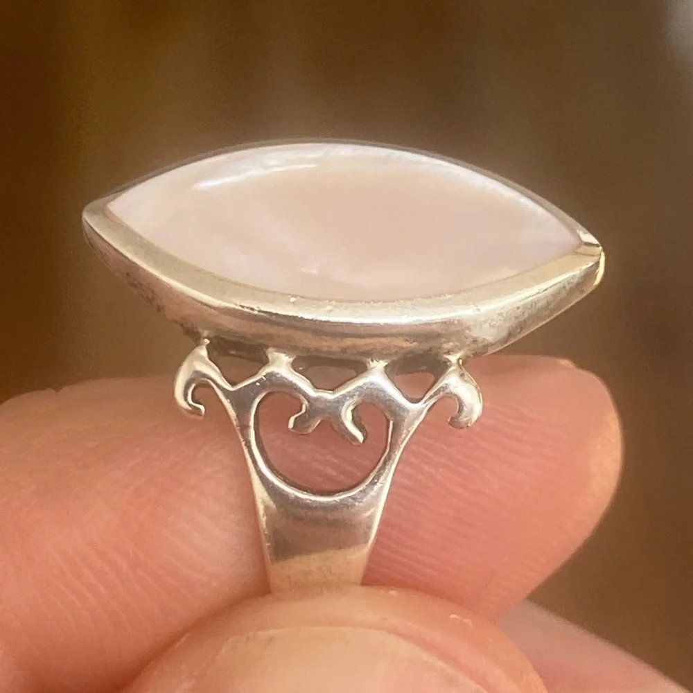 Vintage sterling silver marquise cut estate ring, mother of pearl, size 8 - Picture 5 of 6